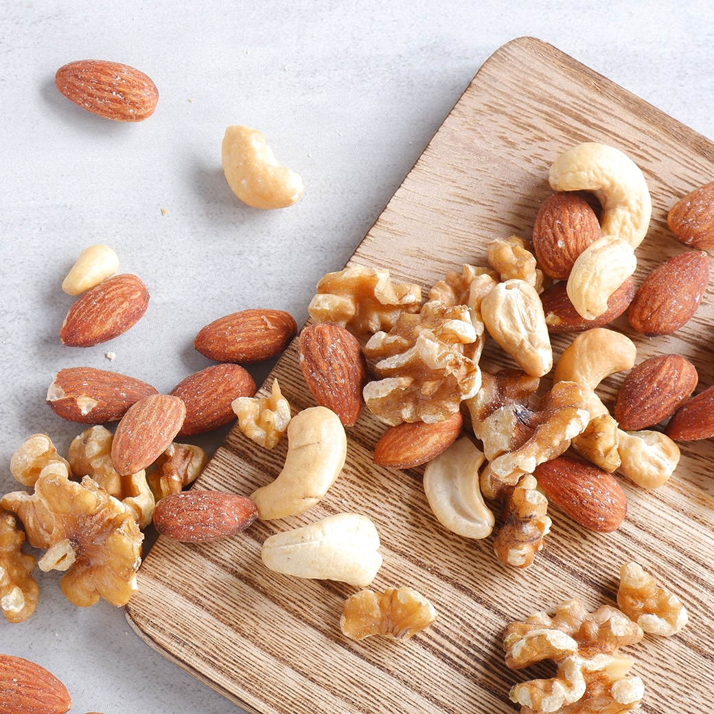 ナッツ Amazon.com: Mixed Nuts Deluxe - Roasted & Salted | 32 oz Reusable